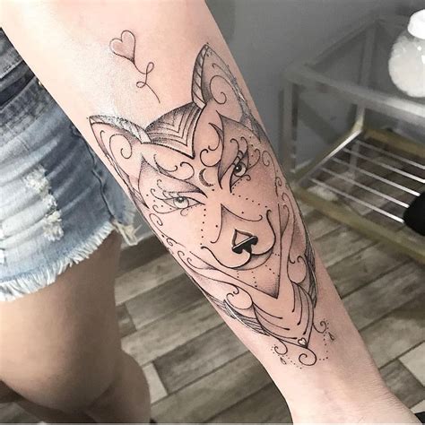 Ideias incríveis de tatuagem de lobo feminino para a coxa